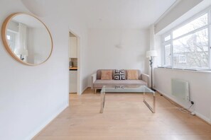 Basic Apartment, 1 Double Bed | Interior - Bright and Central 1 Bedroom Flat (London)