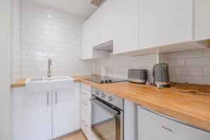 Basic-Apartment, 1 Doppelbett | Eigene Küche | Kühlschrank, Ofen, Wasserkocher, Toaster