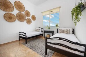 3 habitaciones, caja de seguridad en la habitación y escritorio 