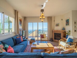 Smart-TV, peis, DVD-spiller og bøker