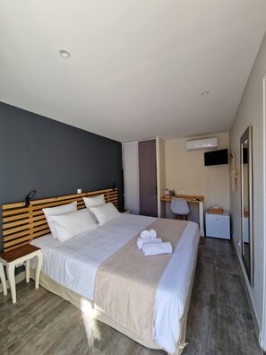 Habitación Confort doble | Decoración individual, mobiliario individual, escritorio