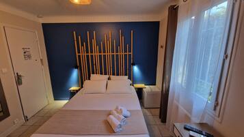 Habitación estándar | Decoración personalizada, muebles diferentes y escritorio