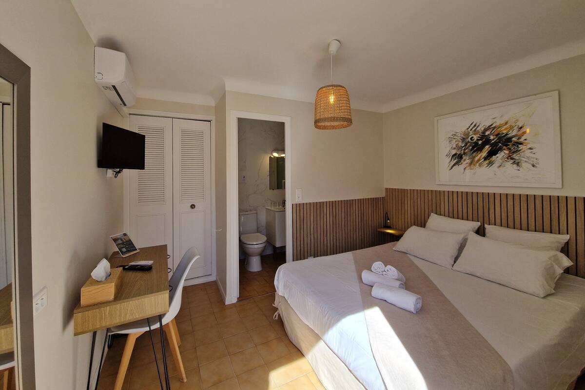 Comfort Room (1) | Individually decorated, individually furnished, desk, laptop workspace