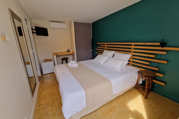 Kamar Double Comfort | Didekorasi berbeda-beda dan dilengkapi dengan perabotan berbeda-beda