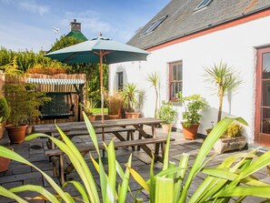 Outdoor dining - 3 bedroom accommodation in Tenby (Tenby)