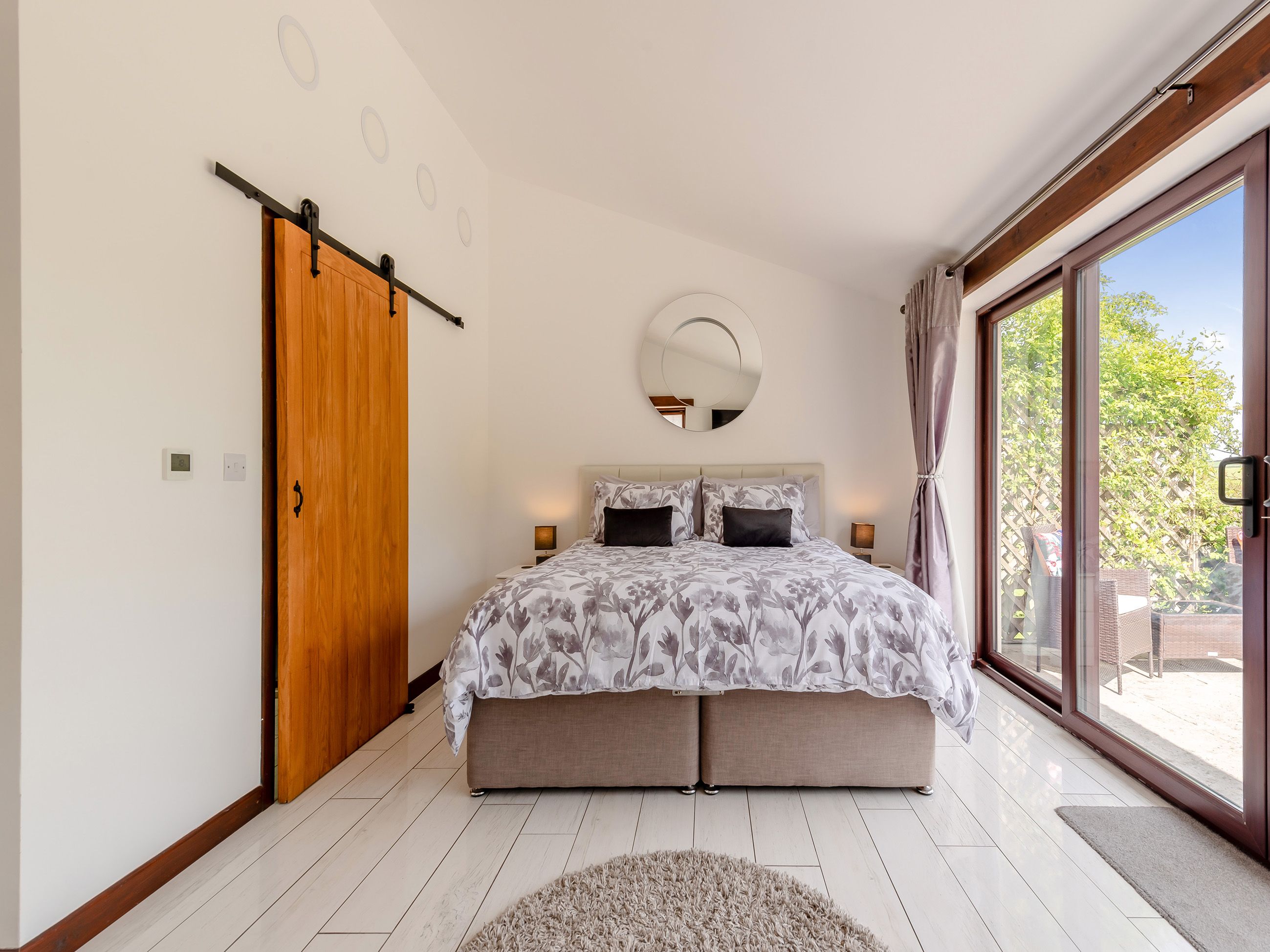 4 bedrooms, WiFi (free), bed sheets