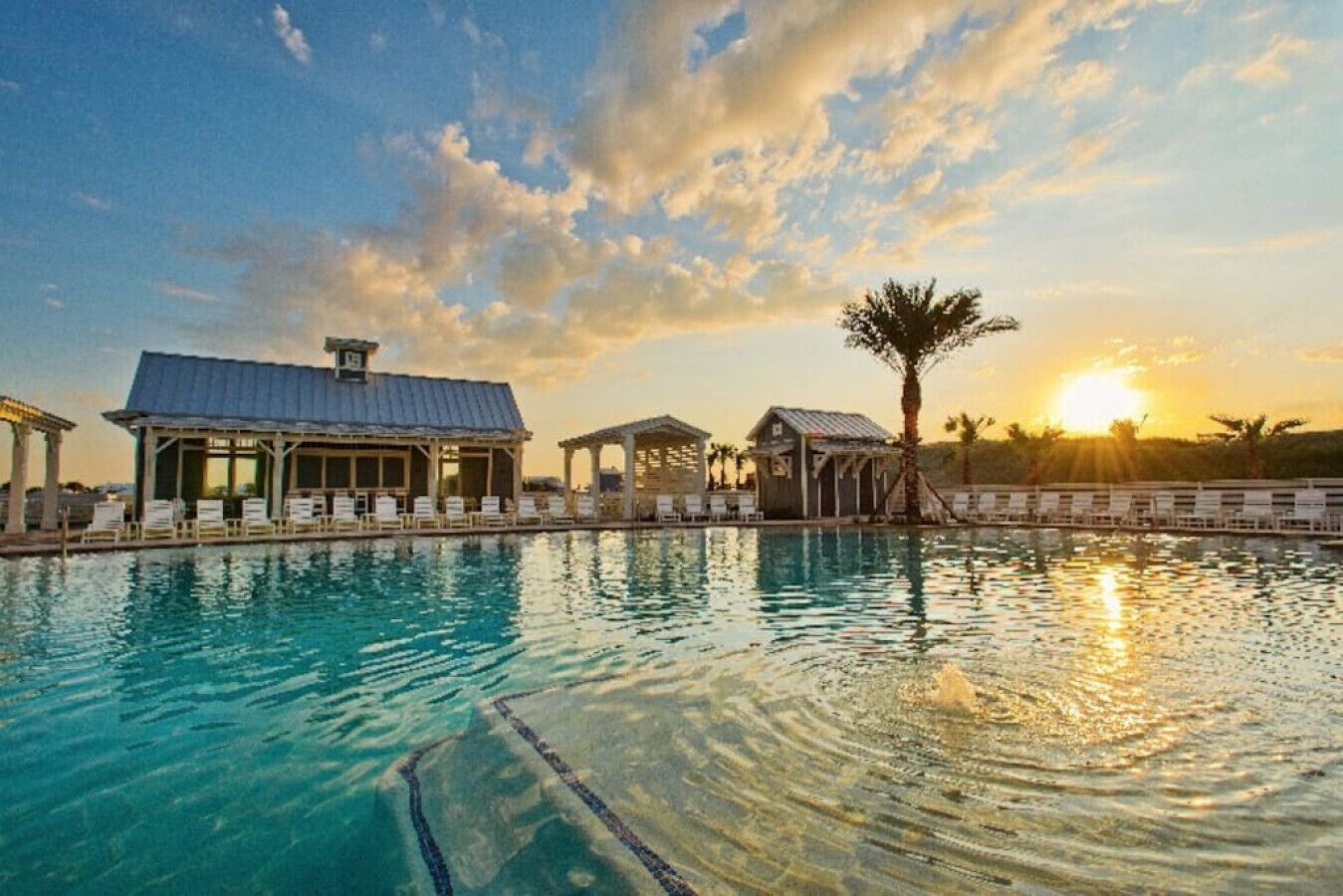 Waters Edge Luxury Beach Retreat + Many Amenities