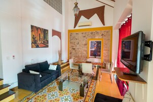 Suite Elite | Zona de estar | Smart TV de 42 pulgadas con canales digitales, una televisión