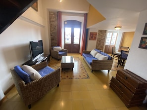 Grand Suite | Living area | 42-inch Smart TV with digital channels, TV, printers - Oasis Hotel (Panama City)