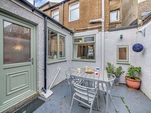Outdoor dining - 3 bedroom accommodation in Amble (Amble)