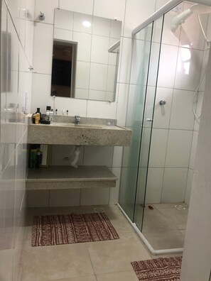 Chuveiro, secador de cabelo, toalhas de banho, sabonete