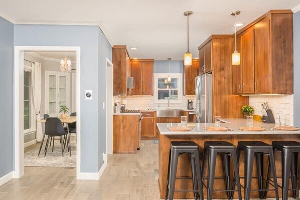 Refrigerador, microondas, horno y parrilla de estufa 