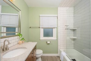 Bathtub, hair dryer, towels, shampoo - 2 Bedroom Corporate Bungalow (Appleton)