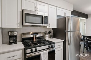 Fridge, microwave, oven, stovetop - Kinney #1 xxxxxxxxxx (Austin)