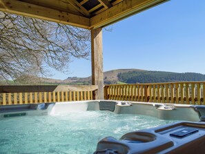 Outdoor spa tub - Red Kite Lodge - UK32610 (Stanner, near Kington)
