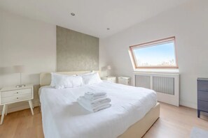 Basic Apartment, 1 King Bed with Sofa bed | 1 bedroom, bed sheets - Bright and Spacious 1 Bedroom Flat in Notting Hill (London)