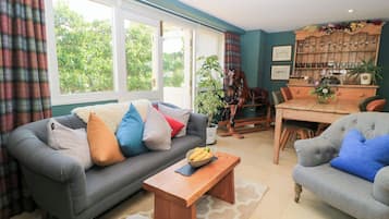 Cottage | Living area