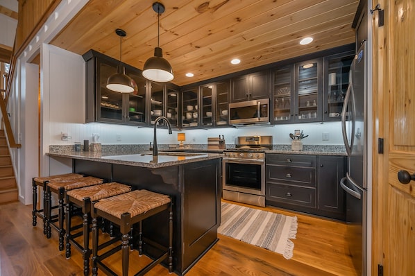 冰箱、微波炉、烤箱、炉灶