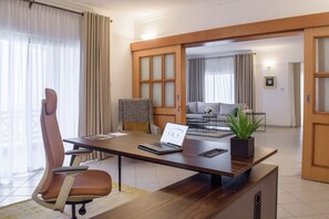 Hypo-allergenic bedding, free WiFi, bed sheets - Pier Harbour By SRS (Lagos)