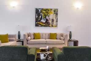 Apartamento Grand | Zona de estar | Smart TV de 20 pulgadas con canales por cable, una televisión