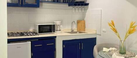 Microwave, coffee/tea maker, toaster, blender