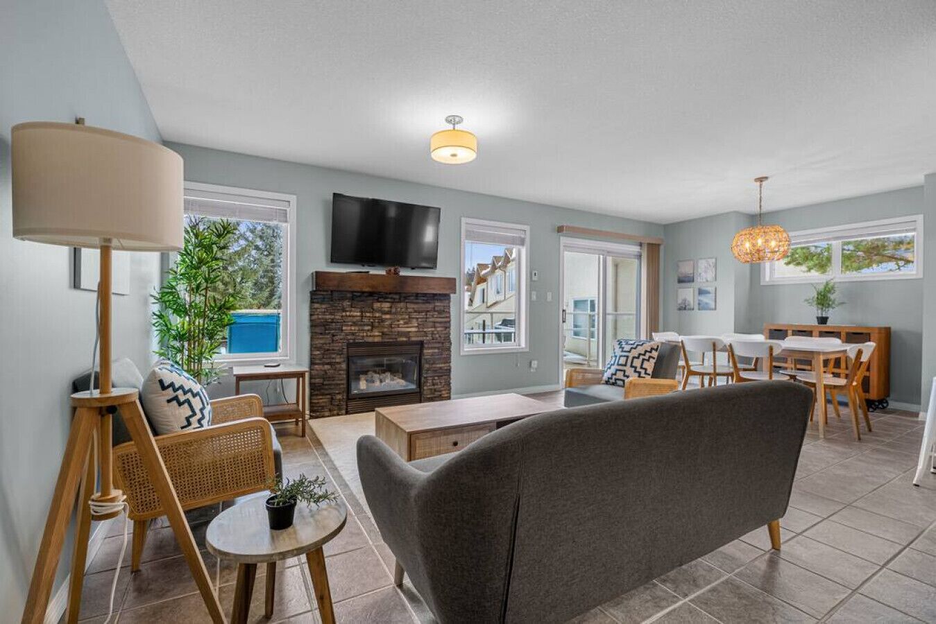 Télévision, cheminée