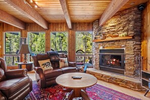 Smart TV, chimenea, oficina