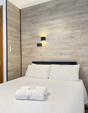 1 habitación, tabla de planchar con plancha y cuna de viaje 