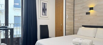 Bright Double Room with Bathroom Gran Via | 035