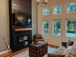 Smart TV, chimenea y libros 