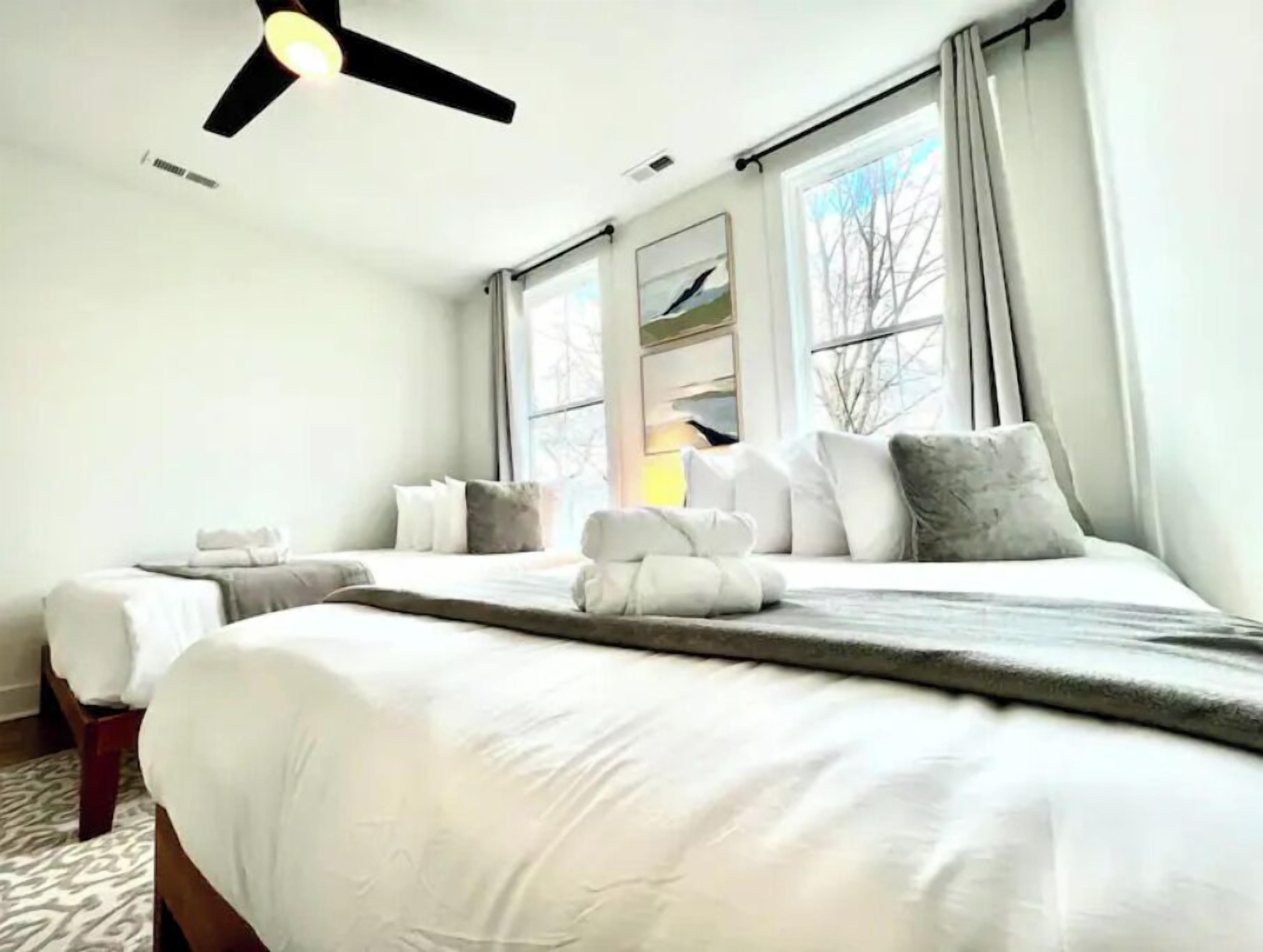 3 quartos, escrivaninha, cortinas blackout, roupa de cama