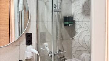 Ducha, secador de pelo, toallas y jabón