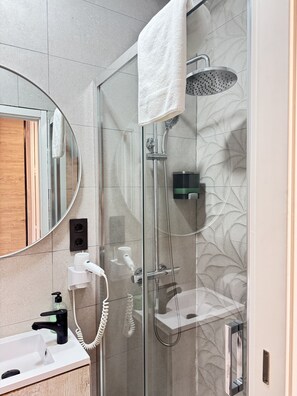 Een douche, een haardroger, handdoeken, zeep