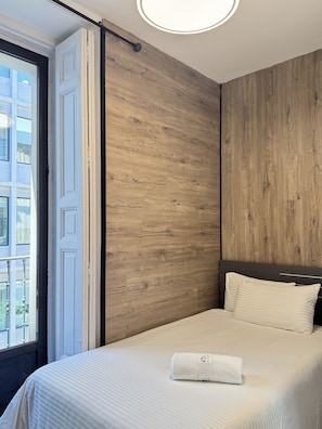 1 bedroom, iron/ironing board, travel cot, free WiFi - Bright Single Room with Bathroom Gran Via | 036 (Madrid)