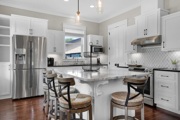 Refrigerador, microondas, horno y parrilla de estufa 