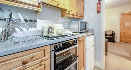 Lovely bungalow situated on a fishery just 4 miles from Aberaeron harbour town.