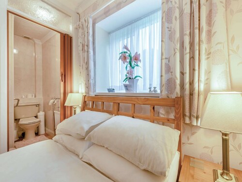 Lovely bungalow situated on a fishery just 4 miles from Aberaeron harbour town.