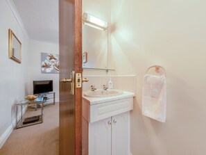 Towels - Lovely bungalow situated on a fishery just 4 miles from Aberaeron harbour town. (Oakford)