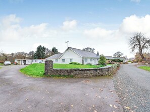 Exterior - Lovely bungalow situated on a fishery just 4 miles from Aberaeron harbour town. (Oakford)