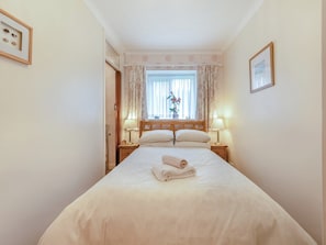 1 bedroom, free WiFi, bed sheets - Lovely bungalow situated on a fishery just 4 miles from Aberaeron harbour town. (Oakford)