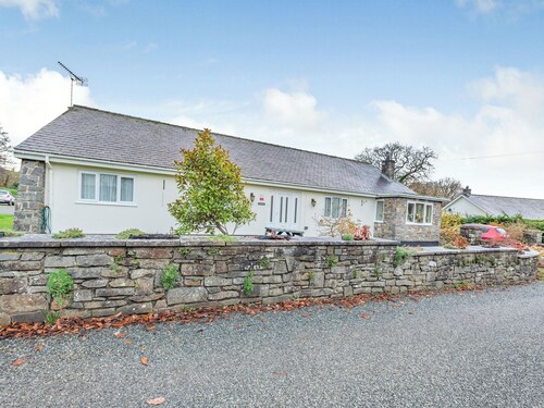 Lovely bungalow situated on a fishery just 4 miles from Aberaeron harbour town.