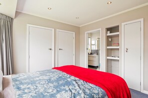 3 chambres, fer et planche à repasser, Wi-Fi, draps fournis