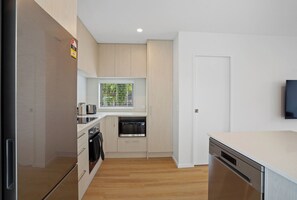 Kylskåp, mikrovågsugn, diskmaskin och brödrost