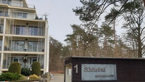 A modern apartment building with a sign indicating '1 Sudwind apartments'. - Excl. Apartment close to the beach, swimming pool, sauna, WLAN, free spa card, max. 3 pers. (Zempin)
