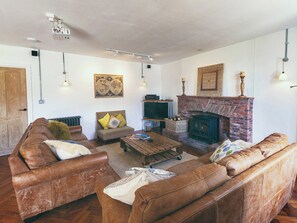 Televisión y chimenea