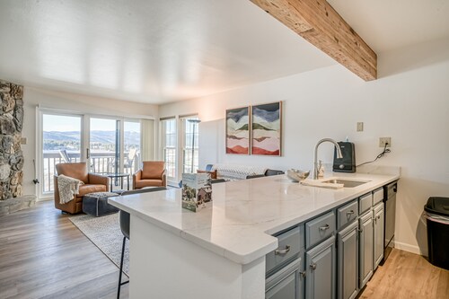 Incredible mountain-view condo with fireplace, balcony, and a full kitchen