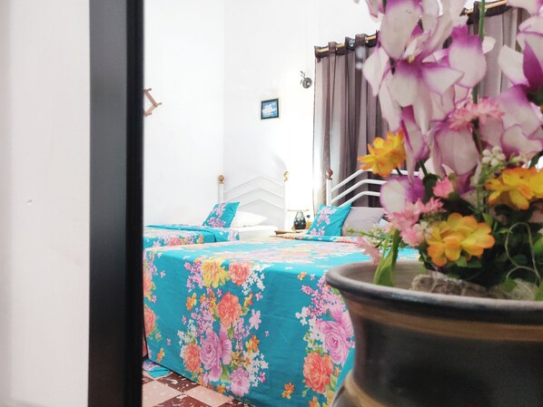 Comfort-værelse til 3 personer | Individuelt design, individuel indretning, mørklægningsgardiner