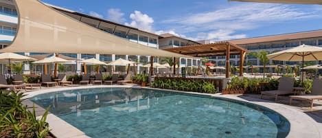 2 piscines extérieures, parasols, chaises longues