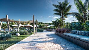 2 piscinas al aire libre, sombrillas, sillones reclinables de piscina