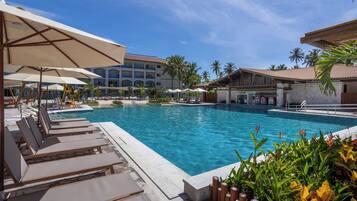 2 piscinas externas, guarda-sóis, espreguiçadeiras